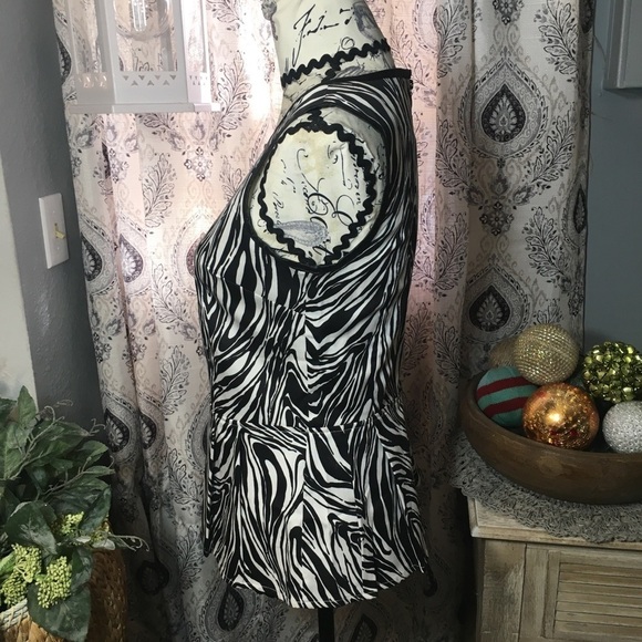 Willi Smith - Zebra print zipper back blouse with faux leather look trim. - Picture 6 of 10